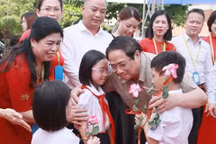Thủ tướng Phạm Minh Chính thăm học sinh có hoàn cảnh đặc biệt khó khăn của Trường Phổ thông dân lập Herman Gmeiner. (Ảnh: Dương Giang/TTXVN) 
