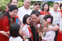 Thủ tướng Phạm Minh Chính thăm học sinh có hoàn cảnh đặc biệt khó khăn của Trường Phổ thông dân lập Herman Gmeiner. (Ảnh: Dương Giang/TTXVN) 