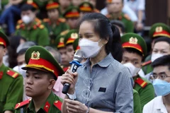 Bị cáo Nguyễn Thị Hương Lan, cựu Cục trưởng Cục Lãnh sự, Bộ Ngoại giao khai báo trước tòa. (Ảnh: Phạm Kiên/TTXVN)