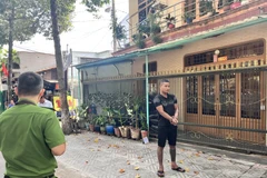 Lực lượng công an đã đưa đối tượng Trần Vũ Đạt đến hiện trường vụ việc để xác định lại vụ việc. (Ảnh: TTXVN phát)