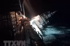 Tàu hộ vệ HTMS Sukhothai bị nghiêng sau khi nước tràn vào thân ở ngoài khơi tỉnh Prachuap Khiri Khan, Thái Lan đêm 18/12/2022. (Ảnh: AFP/TTXVN) 