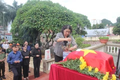 Lãnh đạo tỉnh Sơn La và các đại biểu dâng hương bày tỏ sự tri ân đối với liệt sỹ Đinh Công Thân tại Nghĩa trang liệt sỹ huyện Mộc Châu, tỉnh Sơn La. (Ảnh: TTXVN phát)