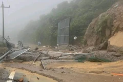 Chiều 13/10/2023, một đoạn taluy dương trên đèo Hải Vân (địa phận Đà Nẵng) đã bị sạt lở khiến hàng trăm khối đất đá tràn xuống đèo. (Ảnh: TTXVN phát) 