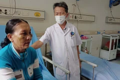 Các y bác sỹ căn dặn những người được xuất viện tiếp tục uống thuốc đều đặn theo hướng dẫn. (Ảnh: Đoàn Hữu Trung/TTXVN) 