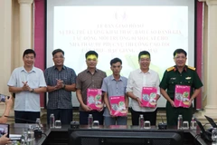 Lãnh đạo tỉnh Đồng Tháp và Ban Quản lý dự án Mỹ Thuận bàn giao 4 mỏ cát cho các nhà thầu để phục vụ thi công Cao tốc Cần Thơ-Cà Mau. (Ảnh: Nhựt An/TTXVN) 