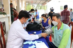 Khám bệnh miễn phí cho người dân vùng biên hoàn cảnh khó khăn. (Ảnh: Lê Huy Hải/TTXVN)