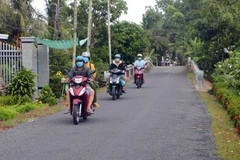 Đường xá ở huyện Mỹ Tú (Sóc Trăng) sạch đẹp chuẩn bị đón Lễ Sene DolTa. (Ảnh: Tuấn Phi/TTXVN)