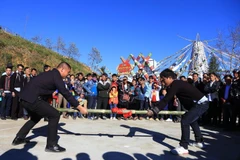 Hoạt động nghệ thuật, các trò chơi dân gian phục vụ du khách tham quan Khu du lịch cáp treo Fansipan Legend ở Lào Cai. (Ảnh: Quốc Khánh/TTXVN)