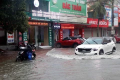 Nước ngập sâu tại đường Hải Thượng Lãn Ông (thành phố Hà Tĩnh) do mưa lớn. (Ảnh: Công Tường/TTXVN)