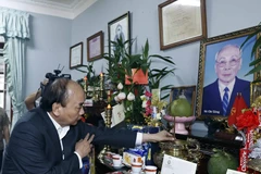 Chủ tịch nước Nguyễn Xuân Phúc dâng hương tưởng nhớ Chủ tịch Hội đồng Nhà nước Võ Chí Công. (Ảnh: Thống Nhất/TTXVN) 
