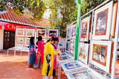 Khách tham quan triển lãm. (Nguồn: Báo Bình Thuận) 