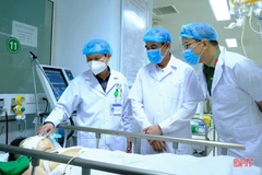 Chủ tịch UBND tỉnh Hà Tĩnh Võ Trọng Hải và Đại tá Nguyễn Hồng Phong - Giám đốc Công an tỉnh đến thăm Thượng úy Trần Trung Hiếu tại Bệnh viện Hữu nghị Đa khoa Nghệ An. (Nguồn: Báo Hà Tĩnh) 