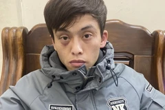 Trần Hoài Thương (33 tuổi, bạn trai của Nguyễn Phúc Hồng Ân, 22 tuổi, mẹ bé C. bị bạo hành) tại cơ quan công an. (Ảnh TTXVN phát)