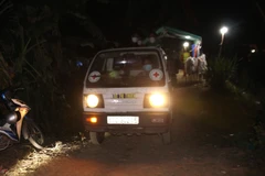 Ôtô chuyển thi thể bé Hạo Nam rời hiện trường. (Ảnh: Nhựt An/TTXVN) 