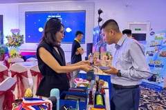 Khách hàng và doanh nghiệp kết nối giao thương tại chương trình. (Ảnh: Thanh Liêm/TTXVN)