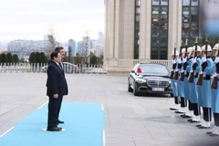 Phó Tổng thống Thổ Nhĩ Kỳ Cevdet Yilmaz và Thủ tướng Phạm Minh Chính tại lễ đón. (Ảnh: Dương Giang/TTXVN)