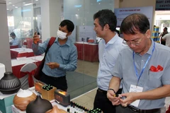 Doanh nghiệp giới thiệu sản phẩm tinh dầu tại Techmart công nghệ sinh học 2023. (Ảnh: Tiến Lực/TTXVN) 