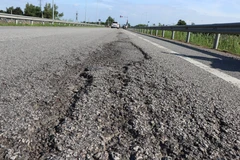 Đường dẫn dài 7km kết nối từ Quốc lộ 1A đoạn từ xã Nghĩa Thương đến Trạm thu phí xã Nghĩa Kỳ (Tư Nghĩa, Quảng Ngãi) lên cao tốc Đà Nẵng-Quảng Ngãi bị hư hỏng nặng. (Ảnh: Phạm Cường/ TTXVN)