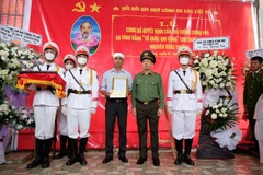 Thứ trưởng Bộ Công an Lê Văn Tuyến trao quyết định truy thăng cấp bậc hàm sỹ quan nghiệp vụ trước thời hạn đối với liệt sỹ Nguyễn Khắc Thường. (Nguồn: Bộ Công an)