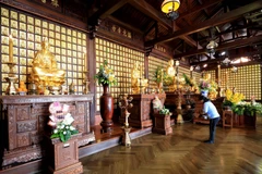 Điện thờ Phật có 5 gian, được bài trí tôn nghiêm, ở giữa tôn trí tượng đức Phật A Di Đà và đức Phật Thích Ca, hai phía là tượng bốn vị Bồ Tát: Quán Thế Âm, Đại Thế Chí, Văn Thù và Phổ Hiền. (Ảnh: Nhật Anh/TTXVN) 