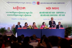 Đoàn Chủ tịch Hội nghị hữu nghị hai nước Việt Nam-Campuchia điều hành hội nghị. (Ảnh: Giang Phương/TTXVN) 