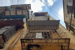 Nhà chung cư cũ. (Ảnh: Hùng Võ/Vietnam+) 