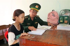 Ngoài nhiệm vụ chuyên môn, cán bộ Biên phòng tại tỉnh Kon Tum luôn quan tâm, chăm sóc cho trẻ em có hoàn cảnh khó khăn theo chương trình Con nuôi Đồn Biên phòng và Nâng bước em tới trường. (Ảnh: Khoa Chương/TTXVN)