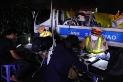 Tổ công tác liên ngành Y5/141 lập biên bản xử lý các trường hợp vi phạm trật tự an toàn giao thông tại phố Lạc Trung (quận Hai Bà Trưng, Hà Nội). Ành: Phạm Kiên - TTXVN 