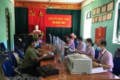 Một trong 17 điểm giao dịch của Ngân hàng Chính sách huyện Đà Bắc tại xã Giáp Đắt giúp cho việc tiếp cận nguồn vốn vay chính sách của bà con nhân dân trở nên dễ dàng và thuận tiện. (Ảnh: Trọng Đạt/TTXVN) 