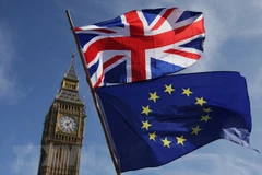Quốc kỳ Anh (phía trên) và quốc kỳ EU (phía dưới) tại London, Anh. (Ảnh: AFP/TTXVN) 