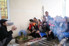 Thầy mo làm lễ cúng tổ tiên và thần linh. (Ảnh: Quý Trung/TTXVN) 