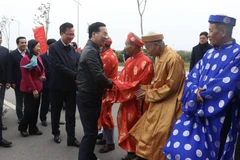 Ông Võ Văn Thưởng, Ủy viên Bộ Chính trị, Thường trực Ban Bí thư thăm hỏi các bậc cao niên tại buổi lễ phát động Tết trồng cây. (Ảnh: Đỗ Huyền/TTXVN)