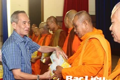 Bí thư Tỉnh ủy Bạc Liêu Lữ Văn Hùng tặng quà cho các vị chức sắc Phật giáo Nam tông Khmer. (Nguồn: Cổng Thông tin tỉnh Bạc Liêu)