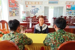 Đối tượng Nguyễn Tuấn Anh ra đầu thú tại Đồn Biên phòng Cửa khẩu quốc tế Tịnh Biên, An Giang. (Ảnh: TTXVN phát)