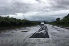 Một rãnh sâu kéo dài trên Quốc lộ 27C đoạn qua xã Diên Thọ, huyện Khánh Vĩnh. (Ảnh: Thanh Vân/TTXVN) 