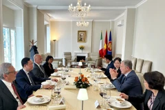 Đại sứ Dương Hải Hưng chủ trì cuộc họp của ACR với Ban lãnh đạo Hiệp hội Italy-ASEAN. (Ảnh: Dương Hoa/TTXVN)