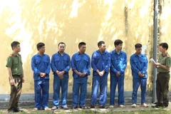 Các đối tượng tại cơ quan công an. (Ảnh: TTXVN phát)