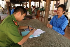 Đối tượng Võ Minh Tâm bị bắt giữ tại cơ quan công an. (Ảnh: TTXVN phát)