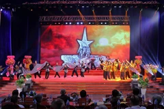 Tiết mục văn nghệ chào mừng Kỷ niệm 60 năm Chiến thắng Đầm Dơi-Cái Nước-Chà Là. (Ảnh: Huỳnh Anh/TTXVN) 