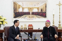 Chủ tịch nước Võ Văn Thưởng với Tổng Giám mục Nguyễn Năng, Chủ tịch Hội đồng Giám mục Việt Nam, Tổng Giám mục Tổng Giáo phận Thành phố Hồ Chí Minh. (Ảnh: Thống Nhất/TTXVN)