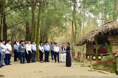 Du khách thăm lán Nà Nưa trong Khu Di tích Quốc gia Đặc biệt Tân Trào. (Ảnh: TTXVN phát)