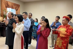 Đại sứ Việt Nam tại Mỹ Nguyễn Quốc Dũng cùng các đại biểu dâng hương tưởng nhớ các Vua Hùng. (Ảnh: Kiều Trang/TTXVN)