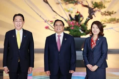 Thủ tướng Nhật Bản Kishida Fumio và Phu nhân đón Thủ tướng Phạm Minh Chính tham dự Hội nghị thượng đỉnh Nhóm các nước công nghiệp phát triển (G7) mở rộng. (Ảnh: Dương Giang/TTXVN) 