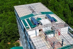 Phần mái của tòa chung cư mini cao 9 tầng xây dựng trái phép ở xã Tân Xã (huyện Thạch Thất) đã được tháo dỡ. (Nguồn: Báo Tin tức) 