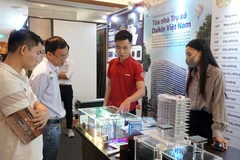 Các đại biểu tham quan các sản phẩm, dịch vụ Công trình Xanh trong khuôn khổ Tuần lễ Công trình Xanh Việt Nam 2023. (Ảnh: Văn Phúc/TTXVN) 