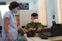 Người dân làm căn cước công dân gắn chịp. (Ảnh: Thanh Tân/TTXVN) 