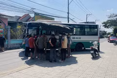 Hiện trường vụ tai nạn khiến em học sinh tử vong dưới gầm xe đưa rước. (Ảnh: Lê Xuân/TTXVN)