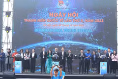 Các đại biểu thực hiện nghi thức khai mạc Festival Thanh niên Quốc tế lần thứ 2, năm 2023. (Ảnh: Minh Đức/TTXVN)