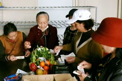 Dâng lễ và tiền công đức tại đền Cửa Ông. (Ảnh: Văn Đức/TTXVN) 