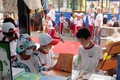 Các em học sinh đọc sách tại Đường sách Thành phố Hồ Chí Minh. (Ảnh: TTXVN phát) 